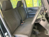 運転席まわりには十分なスペースがあり、大柄な方でもゆったり運転していただける環境です。