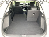 後席は分割可倒式で、用途に合わせてアレンジ可能。荷物の量や乗車人数に応じて柔軟に使える便利なシートです。