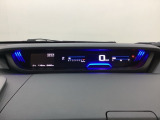 デジタル表示のスピードメーターとタコメーターを大きく配した見やすいメーター部になっています。左側のインフォメーション画面でオドメーターや燃費などの情報を確認できます。