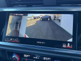 ●360度カメラ『車両の4つのカメラから得た映像を合成し、上空から眺めているような映像をモニターに映し出します。車両周辺の歩行者や障害物などの発見に役立ちます。』