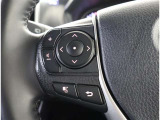 ステアリングスイッチ付き。前方から目を離すことなく操作することが可能です。