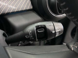 MINIの運転席操作部は、中央に構えるディスプレイが最大の特徴です。航空機を思わせるトグルスイッチなど、直感的で遊び心のあるメカニカルな操作感が、ゴーカートのような走りの高揚感を高めます。