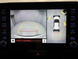 パノラミックビューモニターを装備。駐車場や交差点でクルマを真上から見るように周囲を確認できます。機能の詳細は販売店スタッフまでおたずねください。