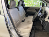 前席は左右にゆとりを持って並び、運転席から前方を見渡しやすいレイアウトです。落ち着いた色合いのシートと足元の空間が、通勤やお出かけなど日々の移動を支えます。