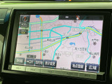 地図上に道路や周辺施設が表示され、現在地周辺の位置関係を画面で確認できます。目的地や地点登録などの項目も配置されており、行き先を決める際に使いやすいナビ画面です。