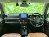 運転席から前方を見渡しやすい視界で、初めての道でも周囲を確認しやすい室内です。前席はゆったりとした形状で、落ち着いて過ごせる空間。ナビ画面も目に入りやすい位置です。