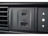 充電用USBジャック(Type-C〈3A〉)と音楽・映像メディアと接続可能なUSBジャック(Type-A)がを装備しております。