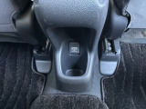 後席前方中央に電源端子と小物入れがあります。