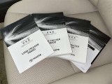 メンテナンスノート、取扱説明書ですね。 車の情報が凝縮されています。 車の整備記録が記載されている大事な物ですよ。
