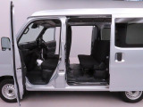 コンパクトカーにもかかわらず、意外とゆったりお乗りいただけます。