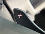 【パドルシフト】ハンドルから手を離さずに素早くシフトアップ&ダウンができるので、エンジンブレーキを使う下り坂や高速道路の合流で加速したい場面で役立ちます。