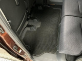 しっかりと汚れ、砂ぼこりを落とし足元まで清潔な車内空間を作り上げております♪