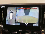 【パノラミックビューモニター】映像で、見づらい車両周辺の確認をアシスト。クルマを真上から見ているような映像を表示。 運転席から確認しにくい車両周囲の状況を把握。