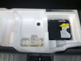 もしパンクをしてしまったら、この溶剤をエア注入口より入れて応急処置をしてください。重たいスペアタイヤを積んで走るより燃費の向上になるので、パンク修理キット搭載の車が増えているんです。