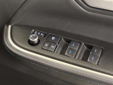 格納式リモコンドアミラーと、パワーウィンドウマスタースイッチです。車内の換気も運転席から簡単に行えます。