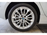 BMW純正アロイホイールを装備しております☆お問合せ(無料ダイヤル)0078-6002-613077迄お待ちしております。大阪府吹田市芳野町5-55 毎水曜、第二火曜日定休 営業時間10:00〜18:00