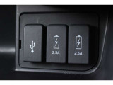 運転席からも助手席からも使いやすい位置に急速充電対応タイプのUSBジャックを設けました。ドライブの時間をスマートフォン等の充電時間に充てられます。