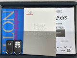 スマートキーは鍵をバッグに入れたままでもドアロックの開閉やエンジンのON・OFFができます。夜間や雨の日も鍵を探さなくて良いので便利です。