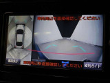 車両周辺を真上から見たような広範囲の映像を表示し、安全運転をサポートする「パノラミックビューモニター」を装備しています。