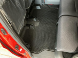 しっかりと汚れ、砂ぼこりを落とし足元まで清潔な車内空間を作り上げております♪