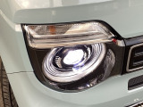 明るく白い光のLEDヘッドライトにより、夜間でも遠くまで見通しやすく、安全性が高まります。