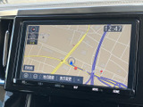 周辺の道路や現在地が地図上に表示され、画面から位置関係を確認しやすい仕様です。目的地設定や表示切替にも対応し、初めて訪れる場所への移動をサポートします。