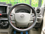 インテリアに合わせたデザインのステアリングは、運転される方のことも考え、運転しやすい形状、大きさです。是非一度、実際に触ってお確かめください。