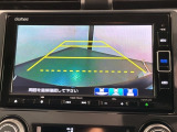 リバースギアに入れるだけで後方の表示へ切り替わります。夜間や雨の日の駐車も楽になりますよ。