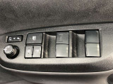 パワーウィンドのスイッチです。運転席に座りながら、助手席や後席の窓を開け閉めできるので大変便利ですよ。