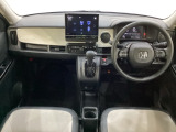 車内は光触媒抗菌消臭施工済です。インパネ周りはスタイリッシュなデザインで機能や装備も充実しています。グローブボックスやカップホルダーのほかにトレーなどたくさんの収納スペースが付いています。
