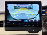 後退時に車両の後ろ側をモニター画面に表示します。車庫入れが苦手な人もこれで安心♪