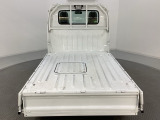 あおりは3方開きのゲートです。積み降ろしのしやすい工夫がいっぱいの仕事がはかどる荷台です。