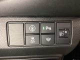 ハンドルの右側にはヘットライトリベライザーとHondaセンシング用のメインスイッチがついています。ヘッドライトリベライザーは道路状況や積荷の加重に応じてライトの高さを調節できます。