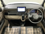 使いやすいレイアウトのダッシュボード周辺です。オートエアコンや小物入れなど嬉しい装備が満載です。