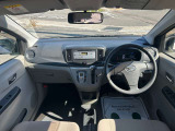 運転席も助手席も足元広々♪