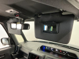 【サンバイザー】車内で身だしなみを整えるためのバニティミラーがセット。お化粧直しや髪型のチェックに活用できます。