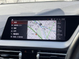 【純正ナビゲーション】BMWのナビゲーションは操作性も良く、詳細な地図情報と交通状況を見やすく表示し、快適なドライビングをサポートしながら目的地までナビゲートします。