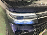 白く明るい光で夜間走行をサポートするLEDヘッドランプを搭載