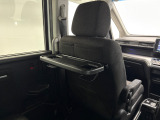 シートバックテーブルを装着しています!車内での軽食などに便利です!