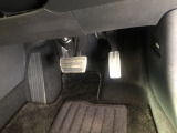 【運転席】アクセル、ブレーキはこのようになっております。