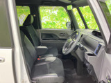 運転席まわりまで見渡しやすく、窓から自然光が入る明るい室内です。前席はゆったりとした形状で、アームレストも備わり、毎日の移動を落ち着いて過ごせる空間になっています。