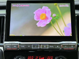 停車中にテレビ番組を視聴でき、待ち時間を車内で過ごす際にも活用できます。画面には番組映像が表示されており、音声とあわせて映像を楽しみたい方に便利な装備です。