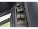 全ての窓が運転席から操作できます。今やほぼ当たり前ですが、無いと不便なアイテムですよね。ドアの施錠・解錠と連動してドアミラーが格納・復帰するオート電動格納機能も装備しています。