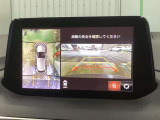 車両の前後左右にある4つのカメラを合成することで、まるでご自身のクルマを空から見ているような俯瞰での映像を映し出してくれます。バック時ももちろんのこと、前進時に視界の悪い交差点でも役に立ちますね。