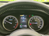 速度や各種車両情報を運転席から確認しやすい配置です。複数の表示がまとまり、走行中に必要な情報を把握する際に便利で、日々の運転をサポートします。