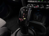 MINIのシフトレバーは、手に馴染む丸みを帯びた形状が特徴です。現行モデルではトグルスイッチ型の小さなレバーへ進化し、センターパネルに配置。足元がすっきりし、ゴーカート感覚の操作を楽しめます。