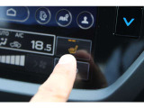 「運転席&助手席に「シートヒーター」も標準装備、エアコンとは違ってエンジンが冷えててもすぐにシートは温かくなるので寒い朝など嬉しい装備です、前席シートヒーターはタッチパネルで操作します