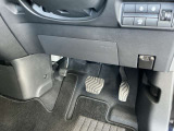 駐車ブレーキは足踏み式です