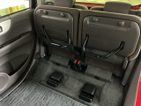 リアシート座面を持ち上げると、背の高い荷物を積むのに便利なトールモードに変身します!多彩なシートアレンジで使い勝手良好!