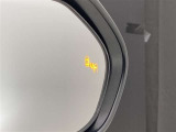 後続車が接近するのを知らせてくれるBSM(ブラインドスポットモニター)接近するとドアミラー部の警告灯が光ってくれるので、万が一の追突も防げそうですね♪上級装備です。